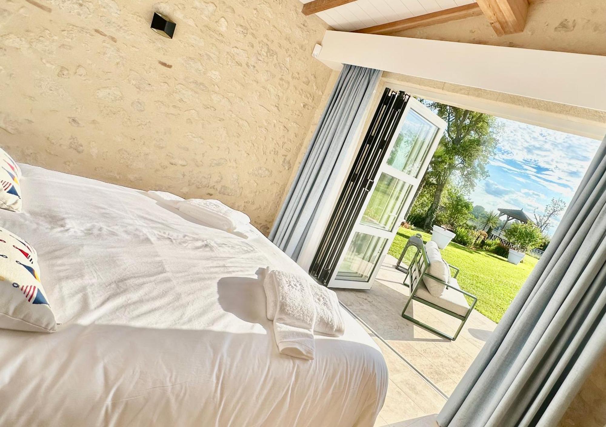 Chateau De Lafont Suites Saint-Vivien  Exterior foto